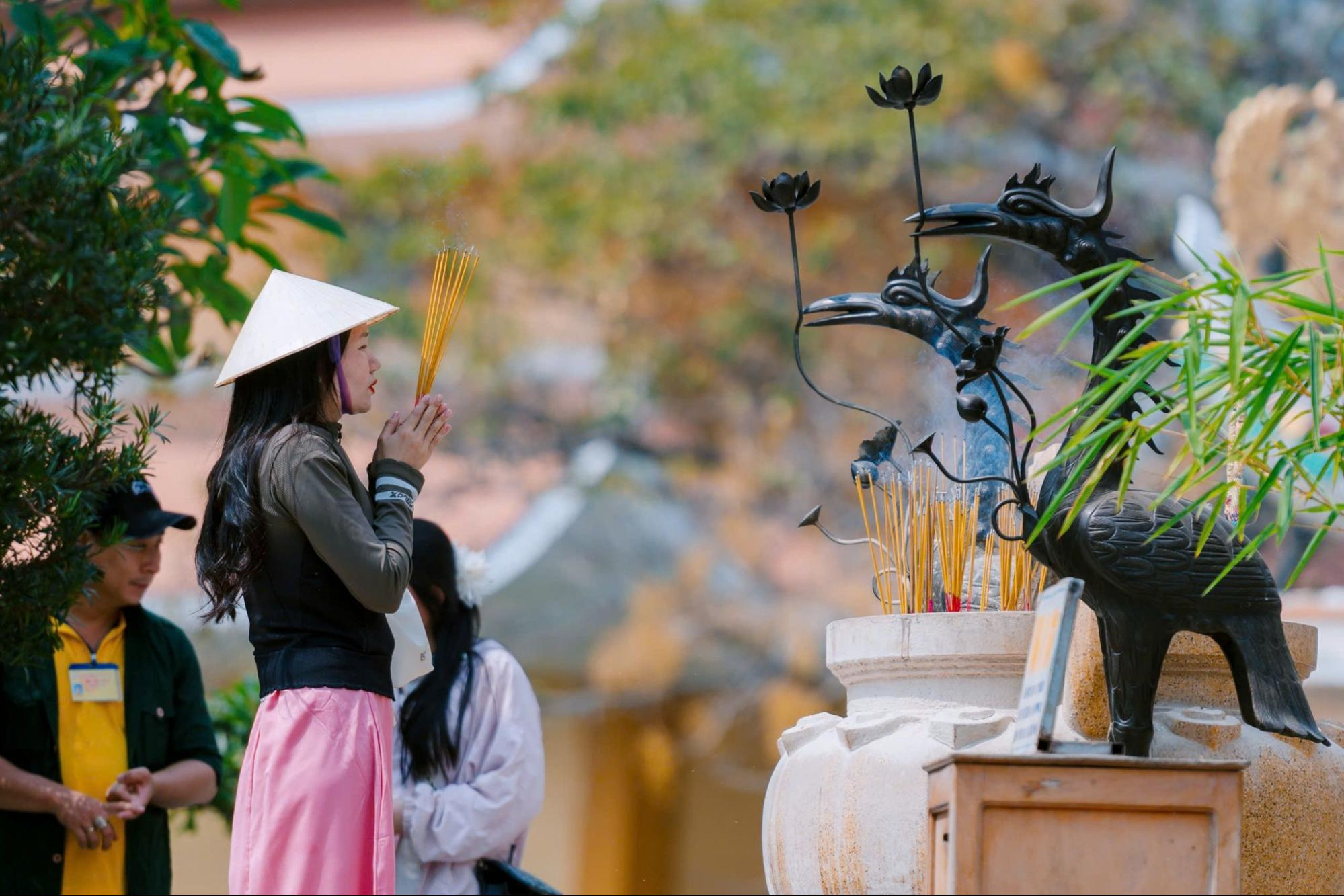 Du khách chắp tay cầu nguyện thành tâm