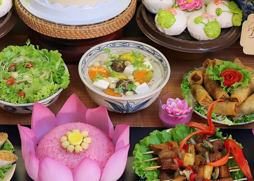 Con cháu thắp hương mâm cơm tưởng nhớ thế hệ trước vào ngày rằm