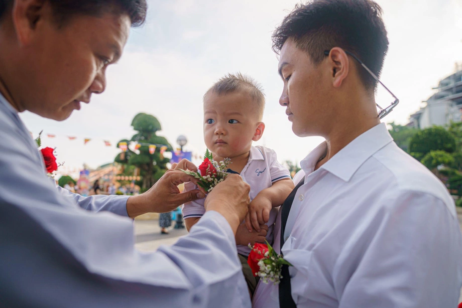 Nghi lễ cài hoa hồng đầy xúc động tại lễ Vu Lan ở núi Bà Đen