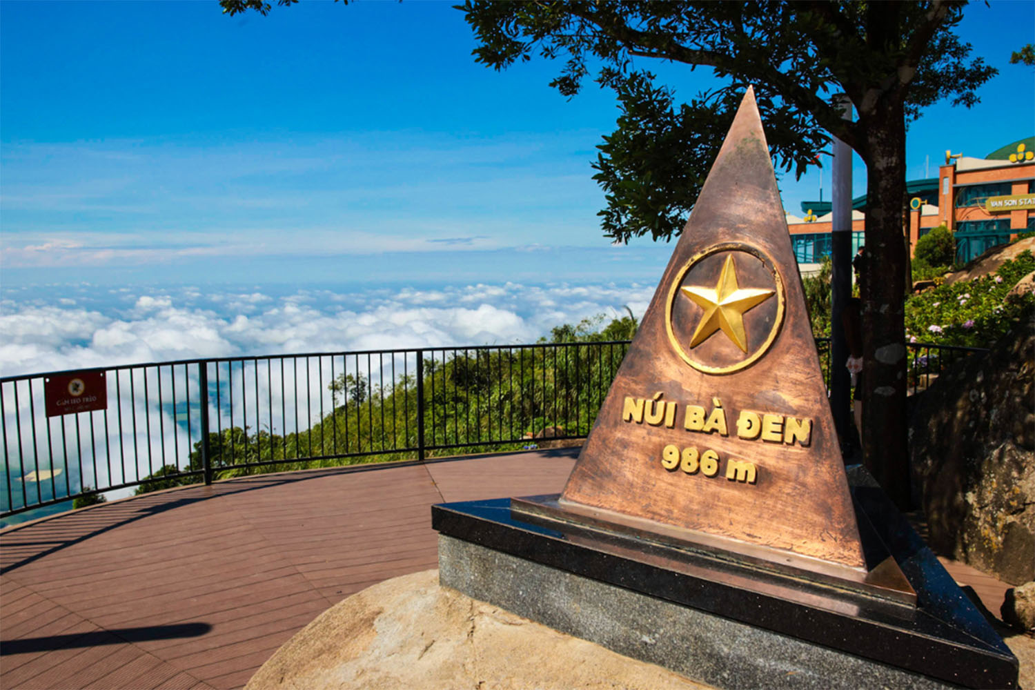 Khung cảnh biển mây bao quanh cột mốc 986 m tại núi Bà Đen