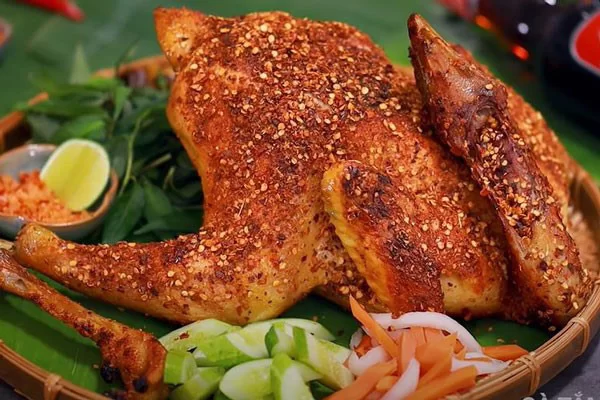 Ngoài trái cây, du khách có thể thưởng thức món gà nướng thơm ngon. (Nguồn: Sưu tầm)