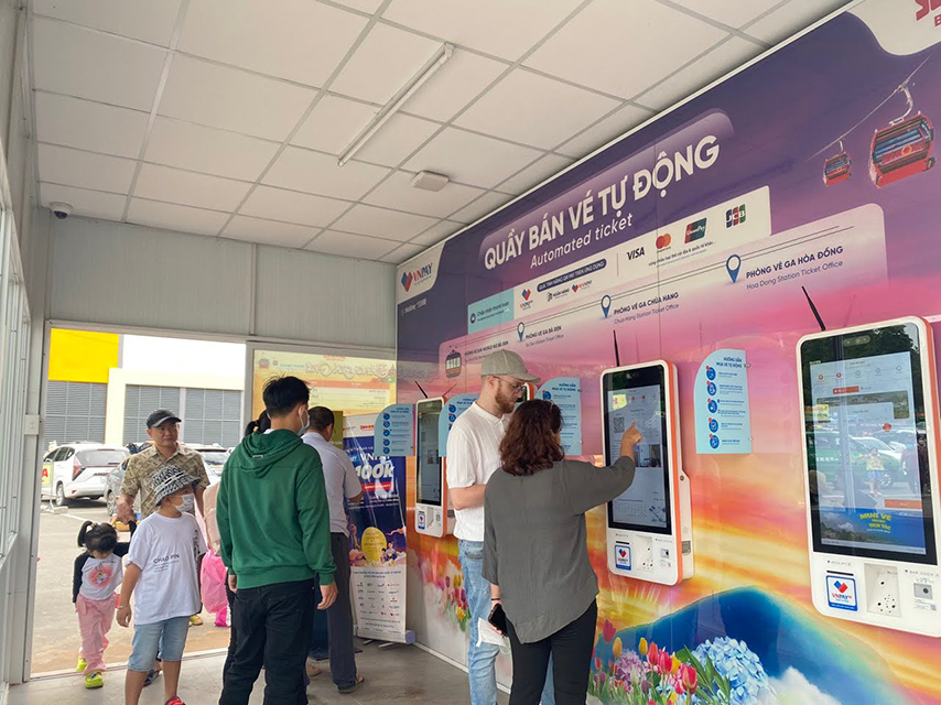 Du khách có thể mua vé trực tiếp tại ga hoặc quầy bán vé tự động. (Nguồn: Sưu tầm)