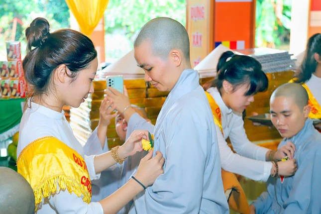 Nghi thức cài hoa Vu Lan thể hiện lòng hiếu kính, tri ân cha mẹ còn và đã khuất. (Nguồn: Sưu tầm)