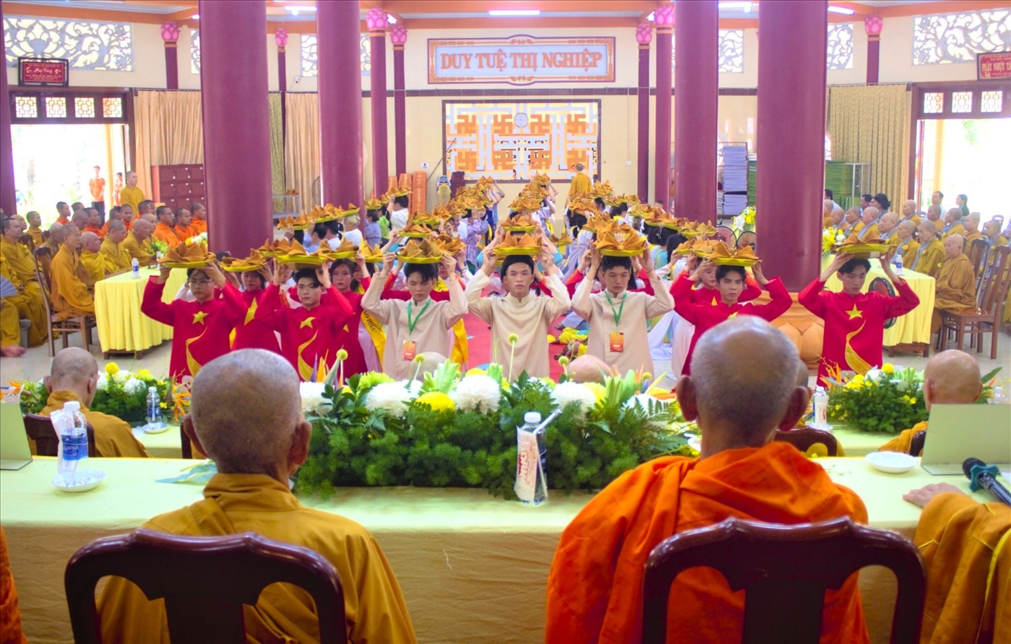 Lễ vật cúng dường được trang nghiêm dâng lên chư Tăng trong mùa Vu Lan báo hiếu. (Nguồn: Sưu tầm)