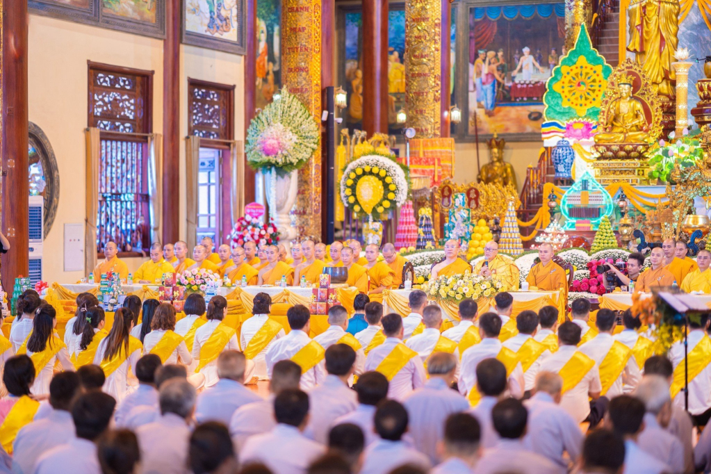 Hoạt động mùa Vu Lan tại chùa với nghi lễ cúng dường, cầu nguyện và lan tỏa đạo hiếu. (Nguồn: Sưu tầm)