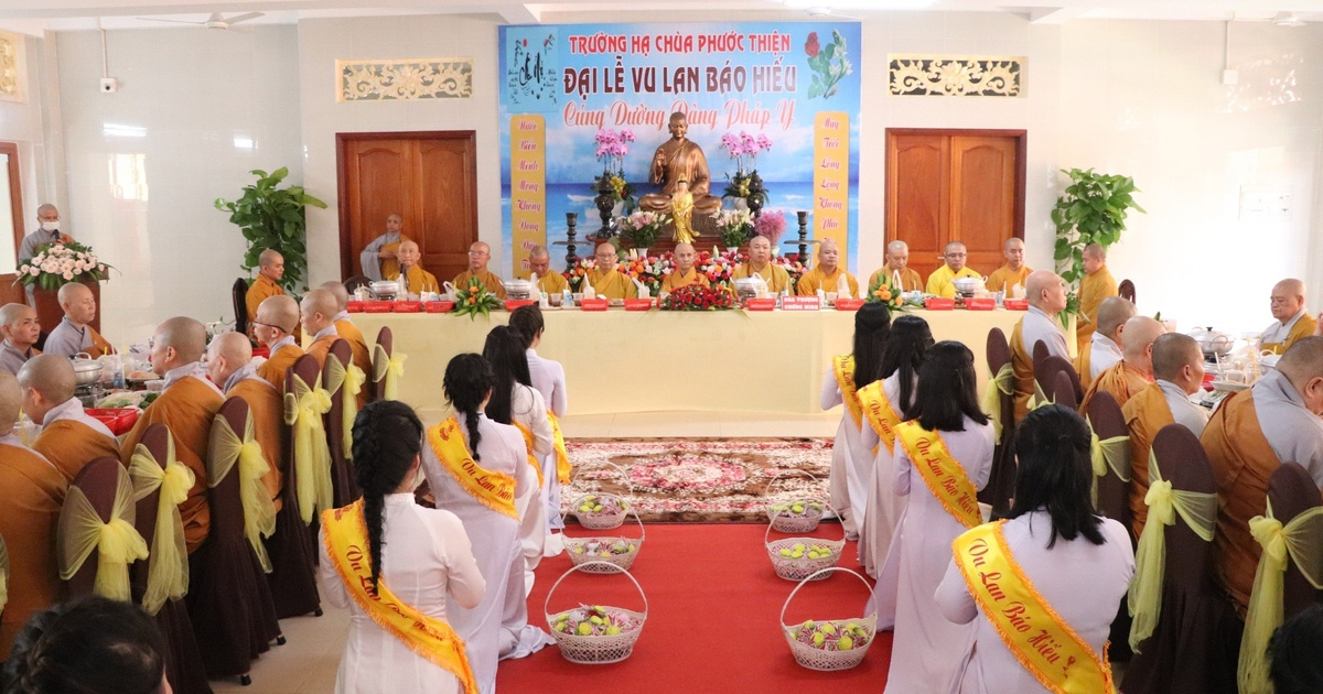 Nghi thức cúng dường trai Tăng mùa Vu Lan, kết nối đạo hiếu và công đức cho gia đình Phật tử. (Nguồn: Sưu tầm)