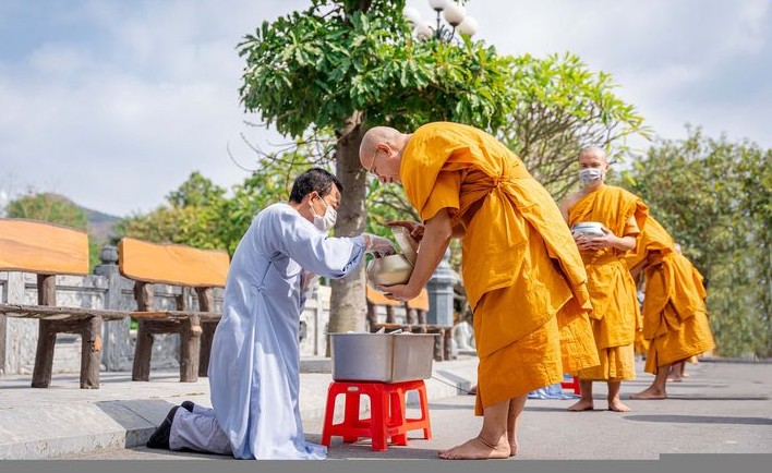 Nghi lễ Khất thực gieo duyên tại chùa Ba Vàng được tổ chức trang nghiêm, giúp Phật tử gieo phước lành và nuôi dưỡng tâm từ bi. (Nguồn: Sưu tầm)