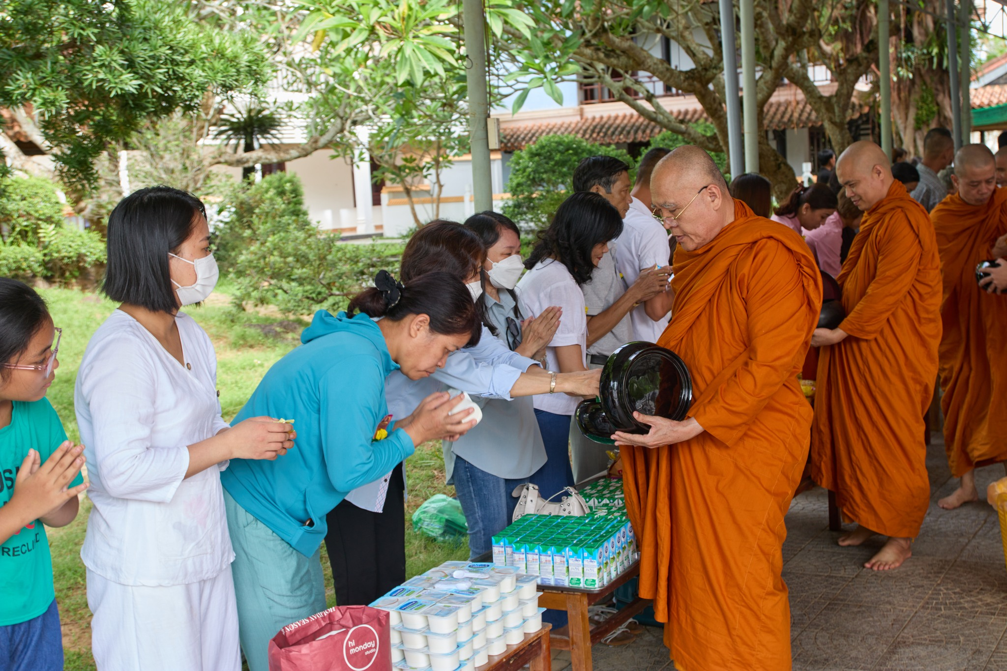 Giới trẻ tham gia nghi lễ Khất thực gieo duyên lan tỏa tinh thần hướng thiện và giá trị tâm linh bền vững. (Nguồn: Sưu tầm)