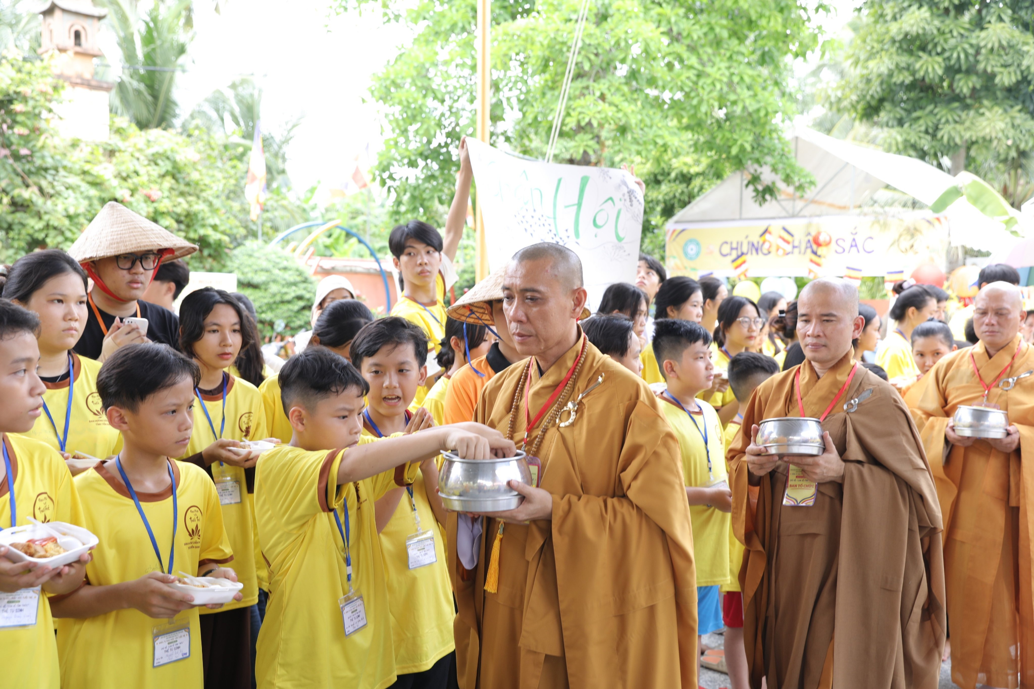 Nghi lễ Khất thực gieo duyên giúp Phật tử gieo phước lành, nuôi dưỡng lòng từ bi và gắn kết cộng đồng. (Nguồn: Sưu tầm)