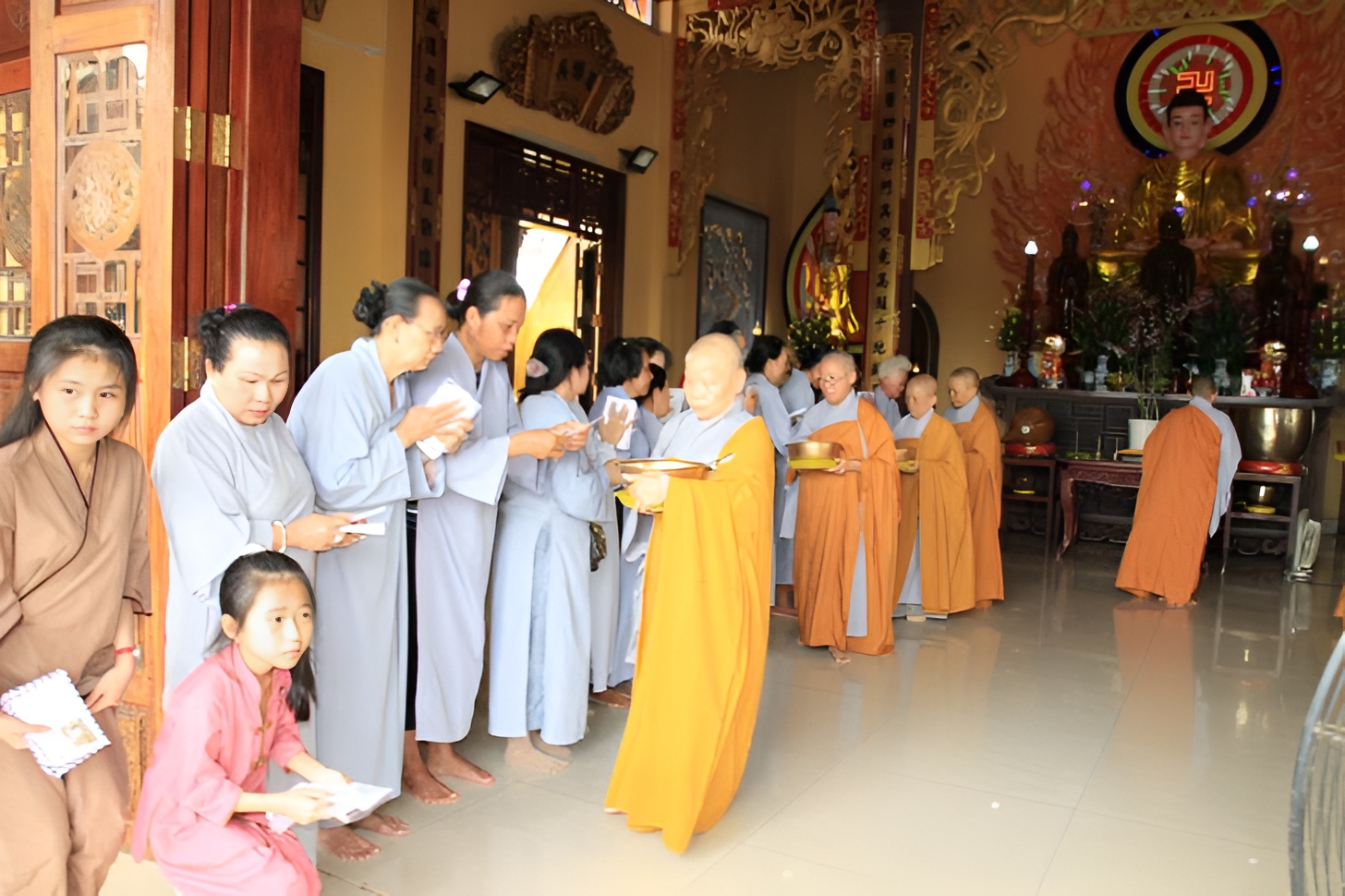 Nghi lễ Khất thực gieo duyên tại chùa là nghi thức tâm linh giúp Phật tử gieo phước lành và kết nối bền vững với Tam bảo. (Nguồn: Sưu tầm)