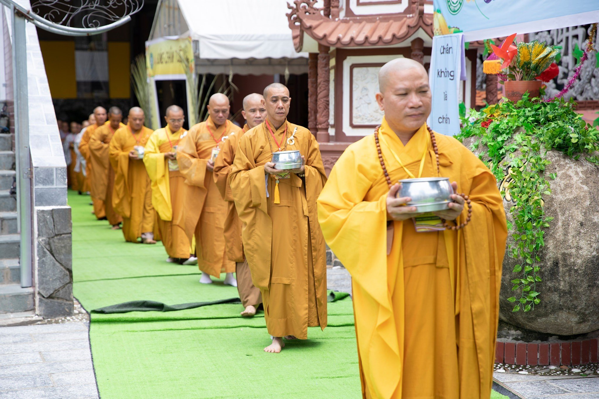 Dâng bình bát là nghi thức trang nghiêm, thể hiện tâm cung kính và gieo phước lành trong nghi lễ Khất thực gieo duyên. (Nguồn: Sưu tầm)
