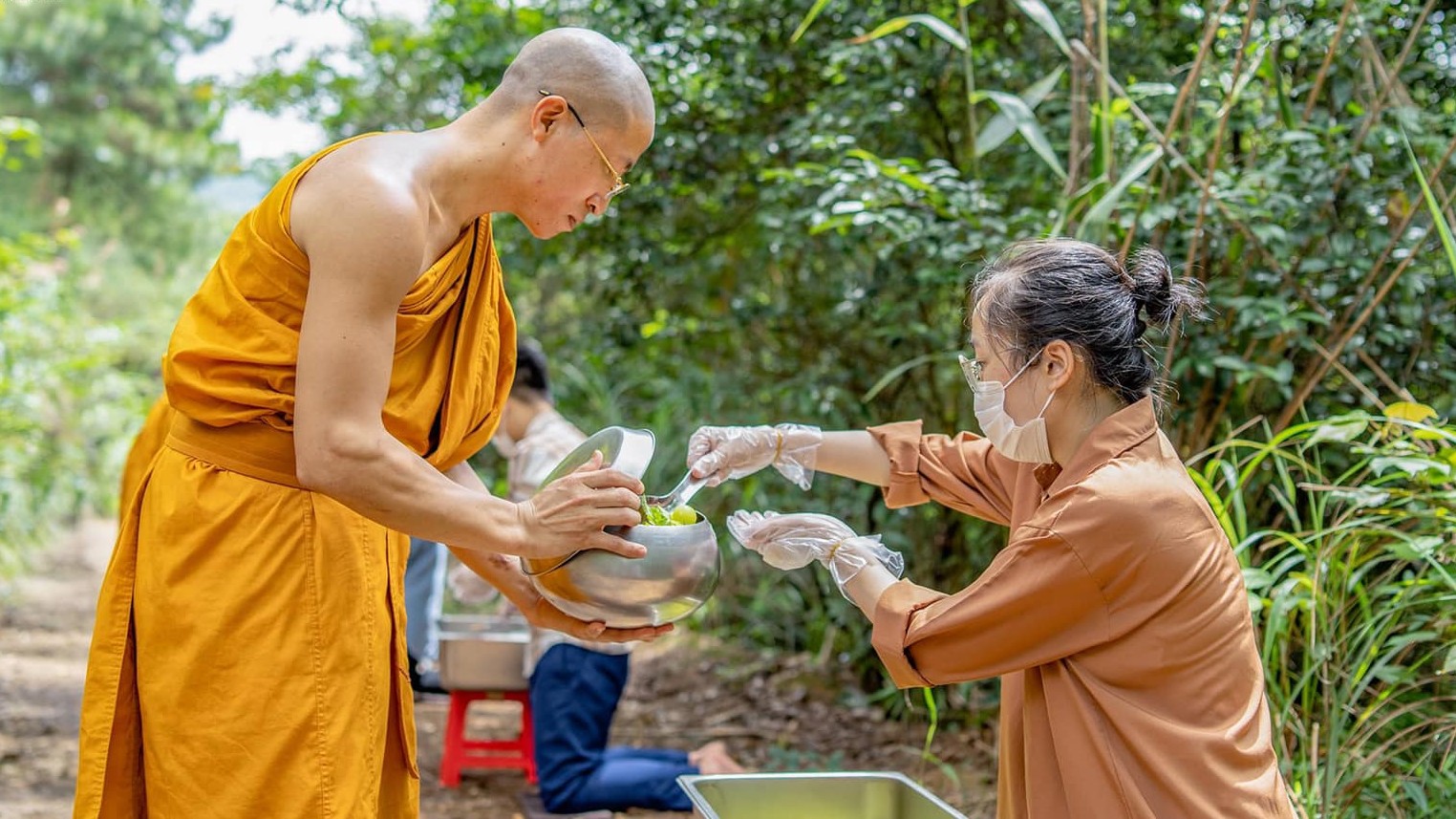 Khất thực gieo duyên với thức ăn chay tịnh, thanh đạm, đúng pháp, nuôi dưỡng tâm lành và phước báu. (Nguồn: Sưu tầm)