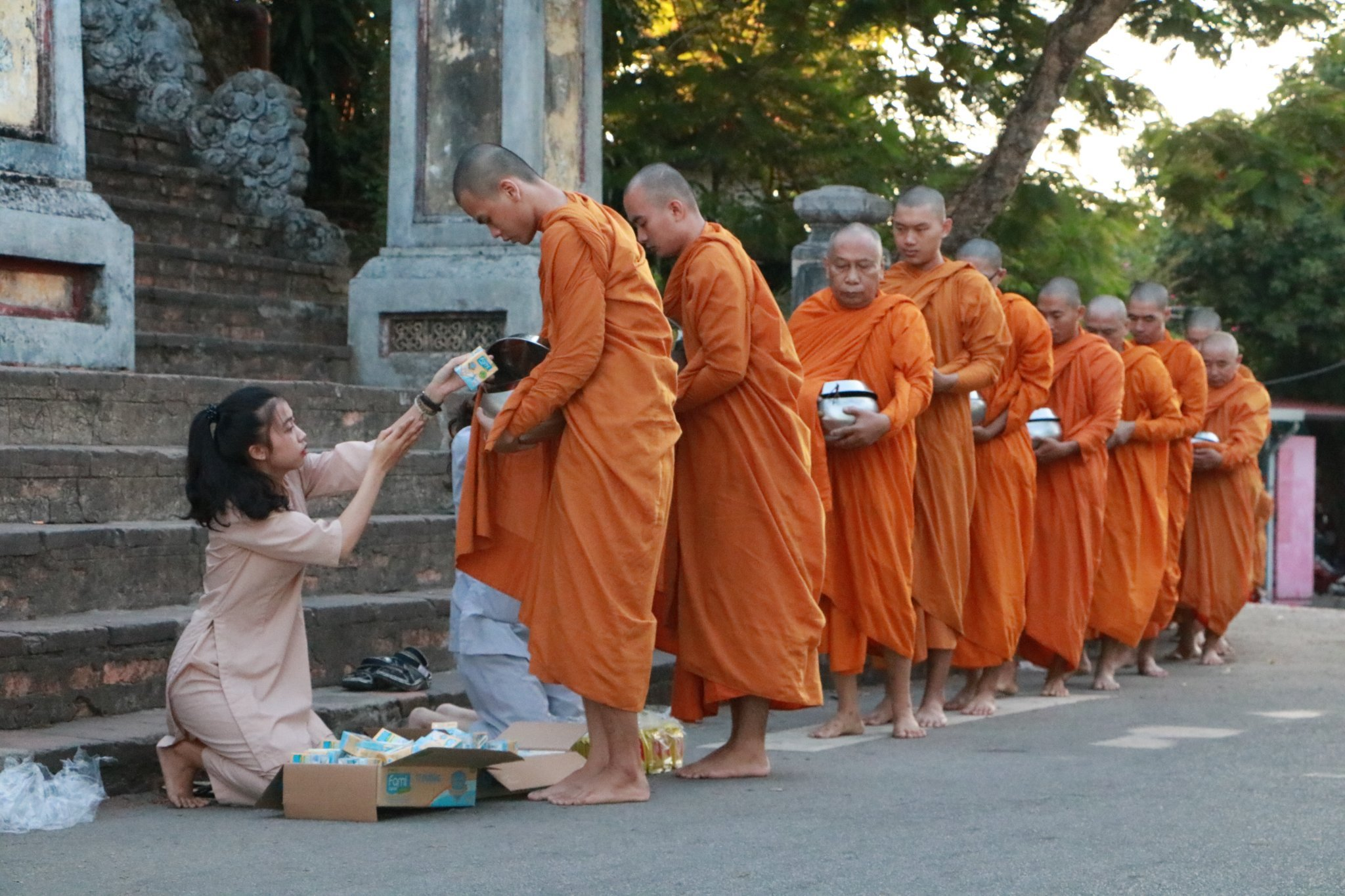Quy trình khất thực gieo duyên là sự tiếp nối chánh niệm giữa chư Tăng thọ nhận bình bát và Phật tử sớt bát gieo phước lành. (Nguồn: Sưu tầm)