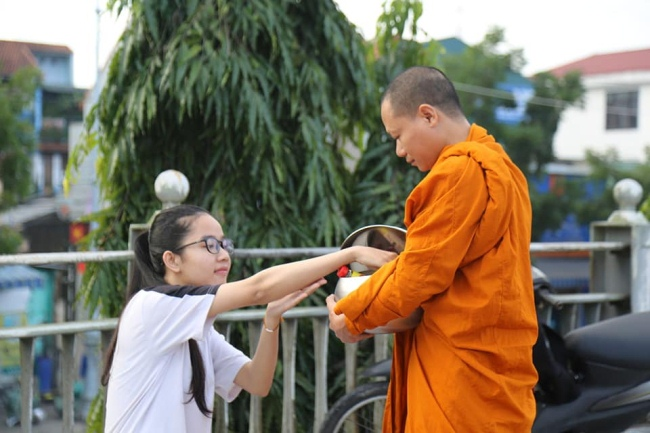 Y bát trong nghi lễ khất thực biểu trưng cho hạnh tri túc, khiêm cung và đời sống thanh tịnh của người xuất gia. (Nguồn: Sưu tầm)