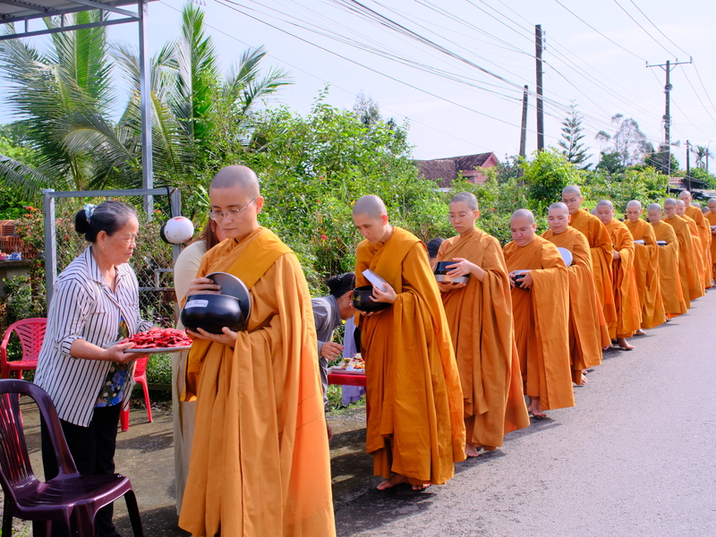 Khất thực và du hóa là thực hành cốt lõi của Đạo Phật Khất Sĩ Việt Nam. (Nguồn: Sưu tầm)