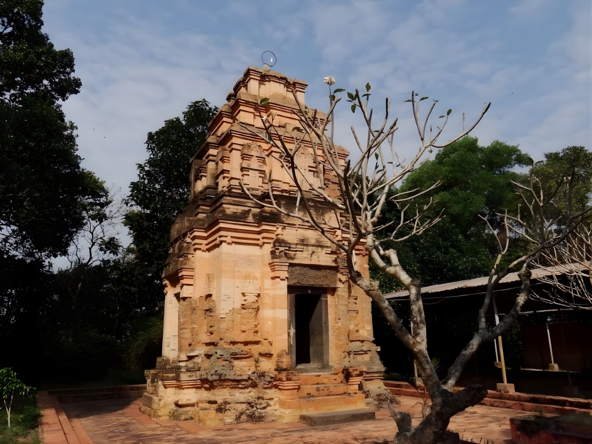 Tháp cổ Bình Thạnh với kiến trúc đặc trưng của người Chăm Pa. (Nguồn: Sưu tầm)
