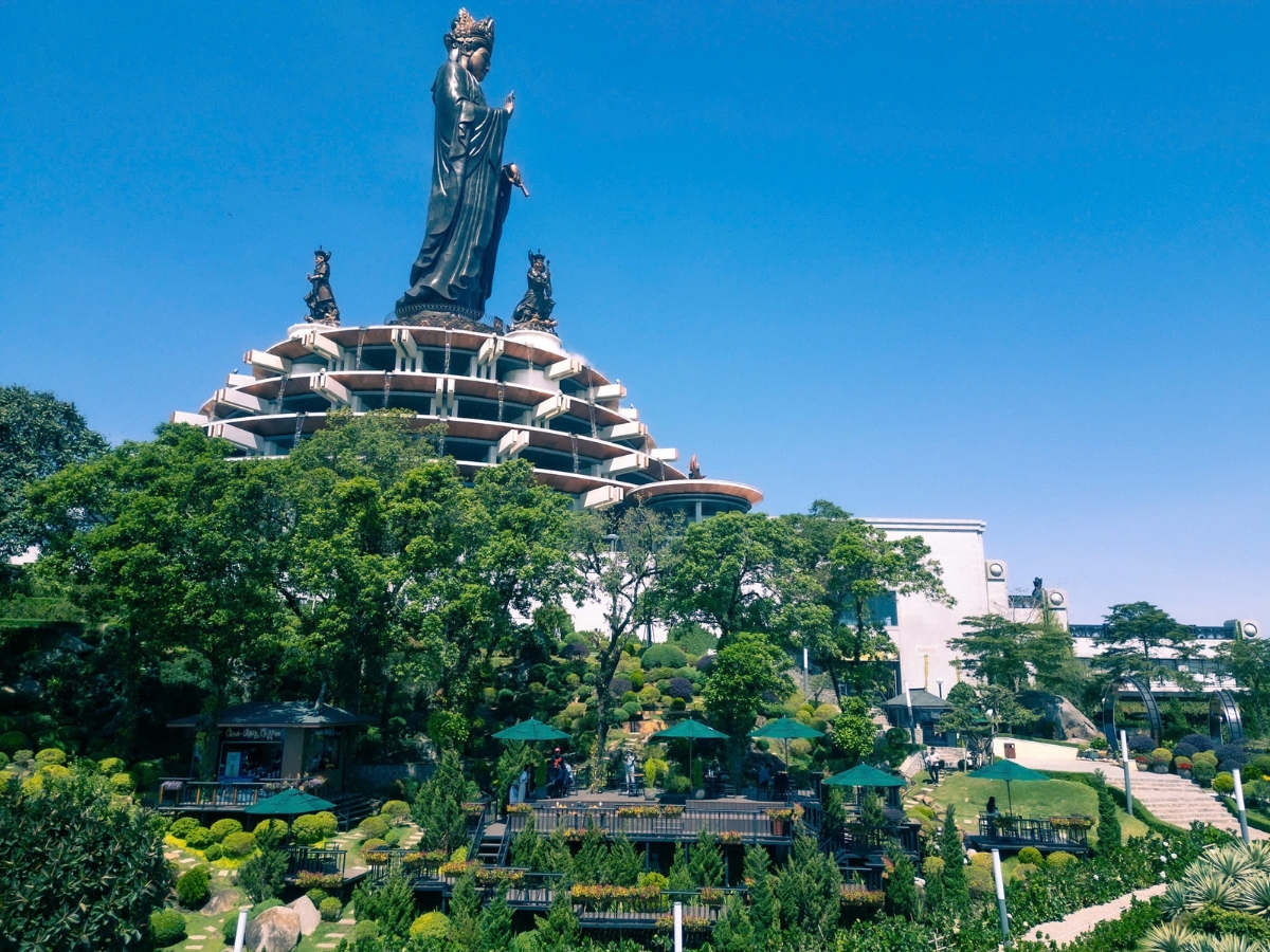 Núi Bà Đen được xem là trung tâm du lịch văn hóa, tâm linh lớn của Tây Ninh. (Nguồn: Sưu tầm)