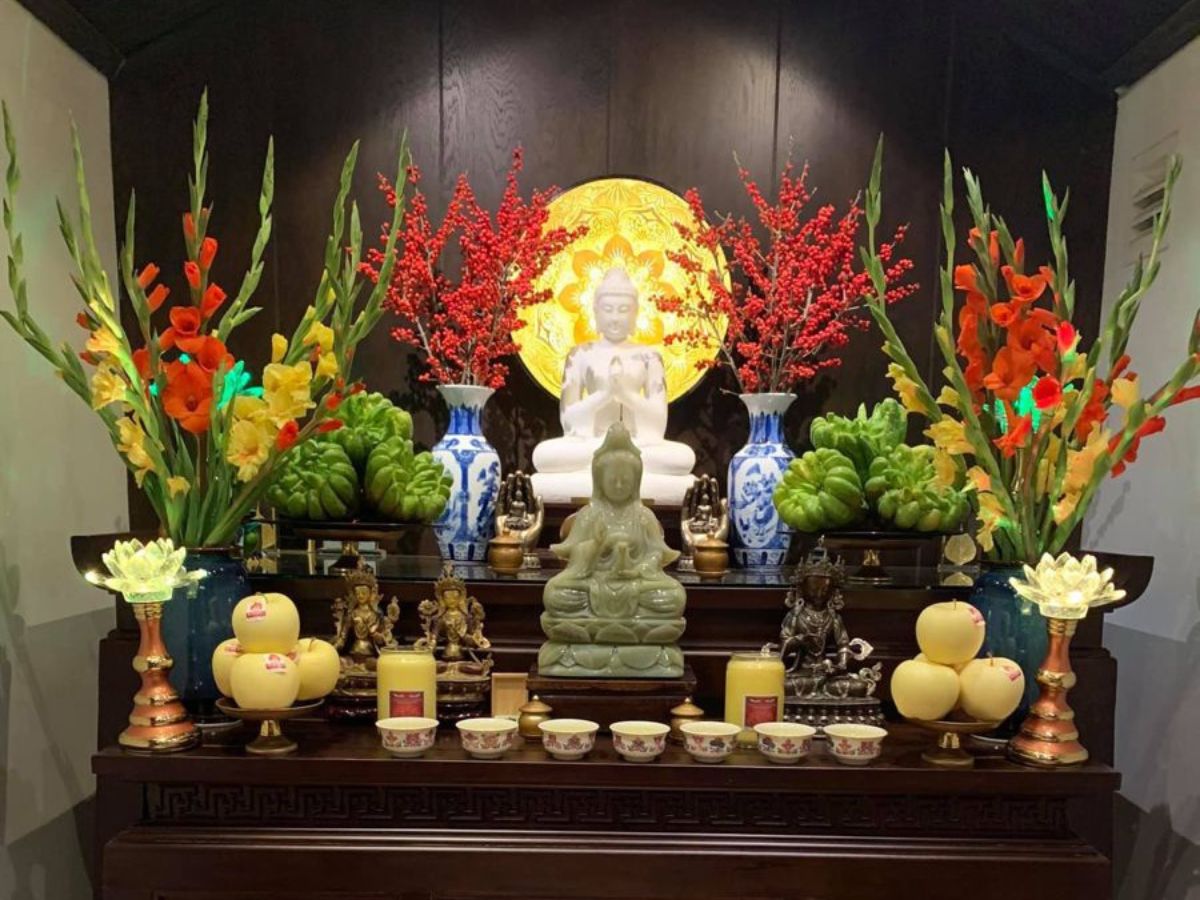 Văn khấn an vị Phật tại gia đánh dấu không gian thờ tự trang nghiêm.