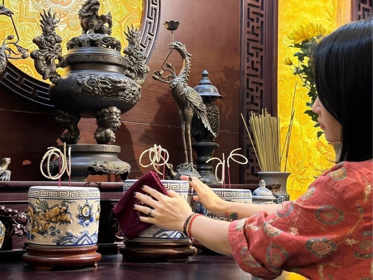 Lau dọn bàn thờ là nghi thức thanh tịnh hóa không gian thờ tự.