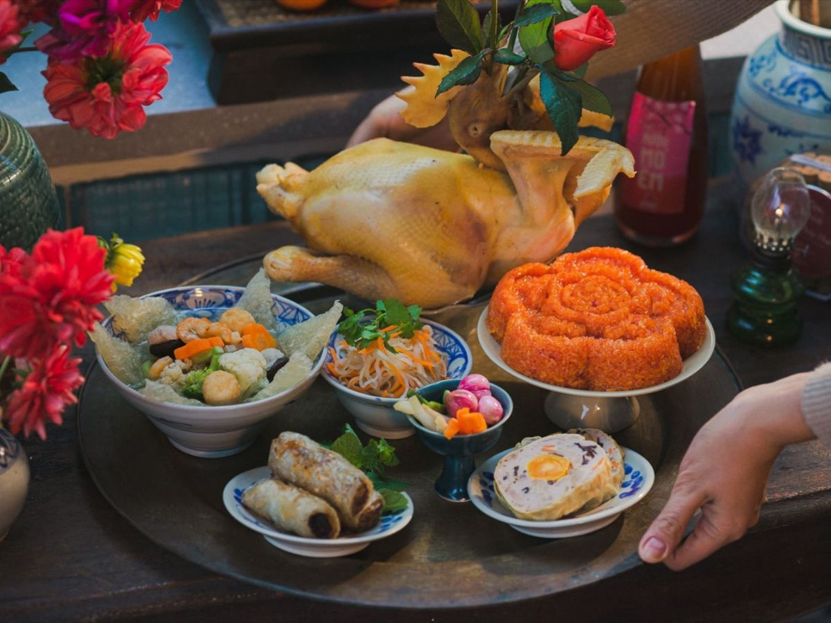 Chu đáo khi hành lễ thể hiện lòng biết ơn. (Nguồn: Sưu tầm)