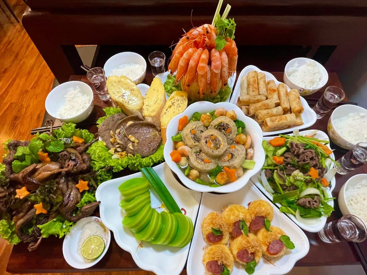 Sự chu đáo trong mâm cỗ thể hiện lòng kính lễ tổ tiên. (Nguồn: Sưu tầm)