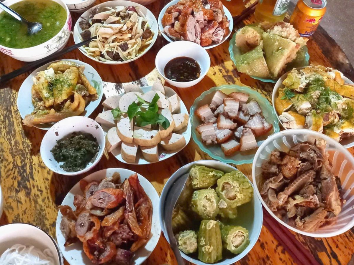 Qua mâm cỗ cúng con cháu bày tỏ trọn vẹn đạo hiếu với tổ tiên.