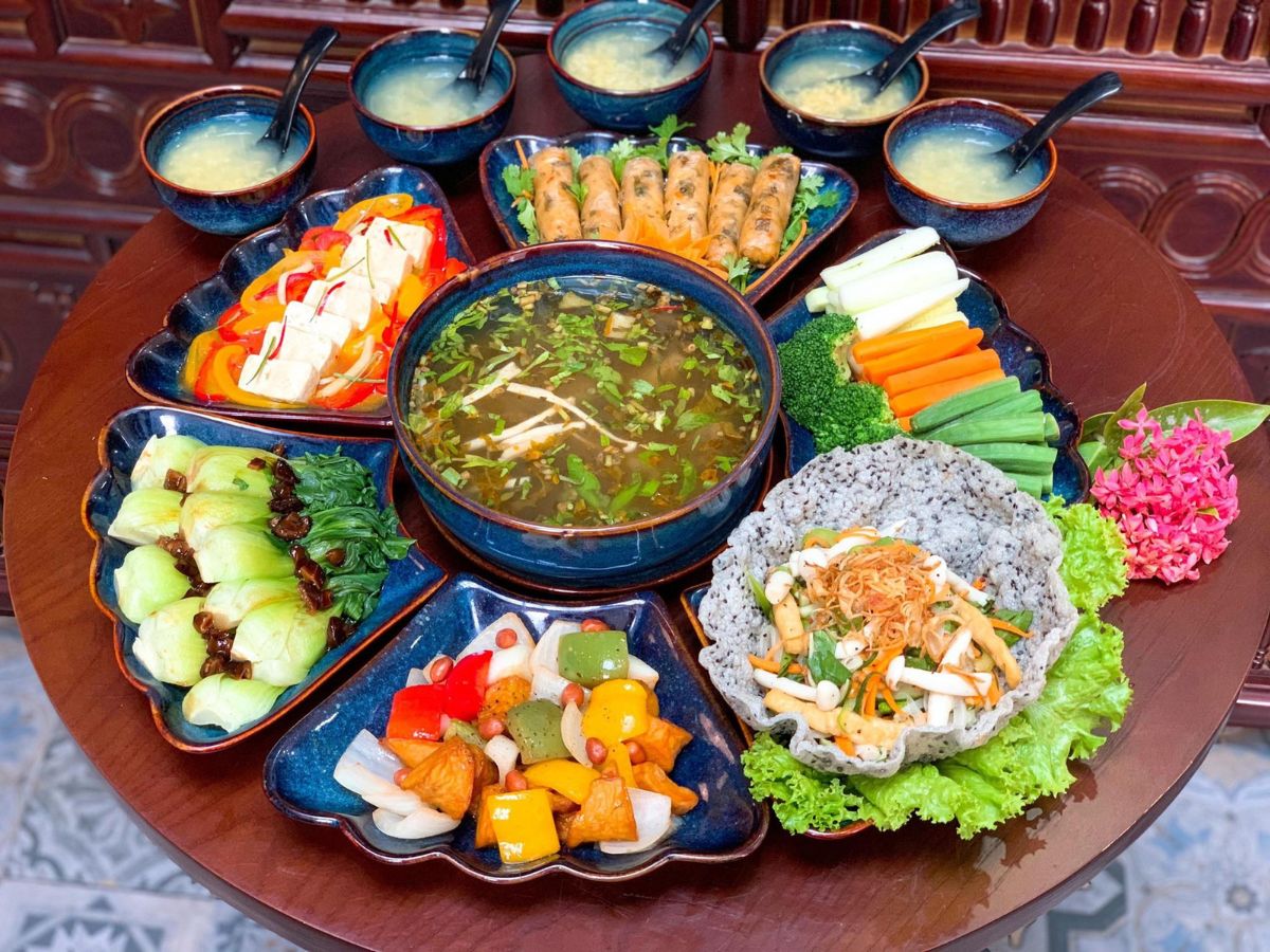 Lễ cúng có thể đơn giản hoặc đầy đủ tùy điều kiện mỗi gia đình.
