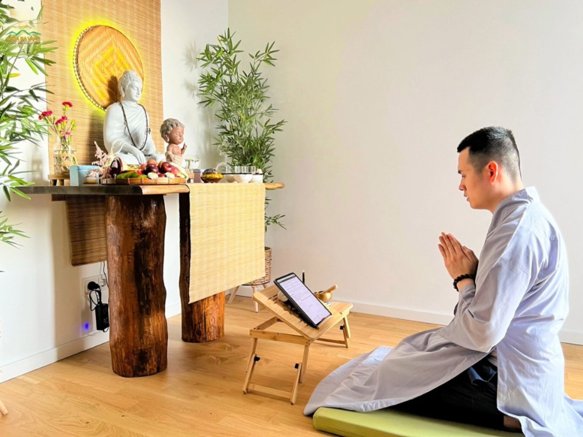 Gia chủ hoàn toàn có thể làm lễ cầu siêu tại nhà nếu điều kiện không thuận tiện đến chùa. (Nguồn: Sưu tầm)&nbsp;