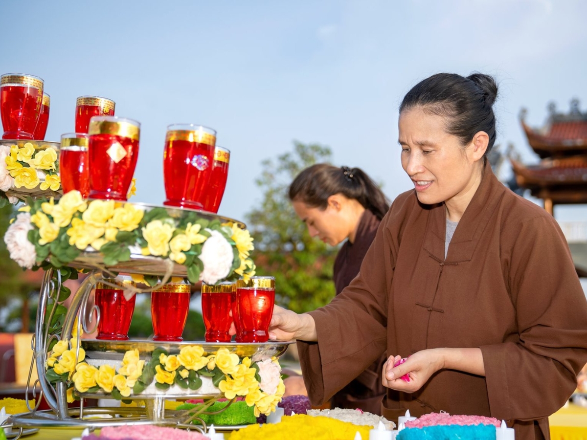 Chuẩn bị lễ vật cúng phả độ gia tiên đơn giản thành tâm. (Nguồn: Sưu tầm)
