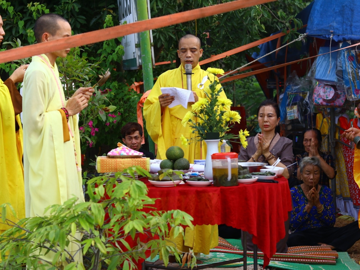Lễ cầu siêu thường được gia đình thực hiện ngay trong giai đoạn đầu để gửi gắm tâm nguyện an lành cho hương linh. (Nguồn: Sưu tầm)