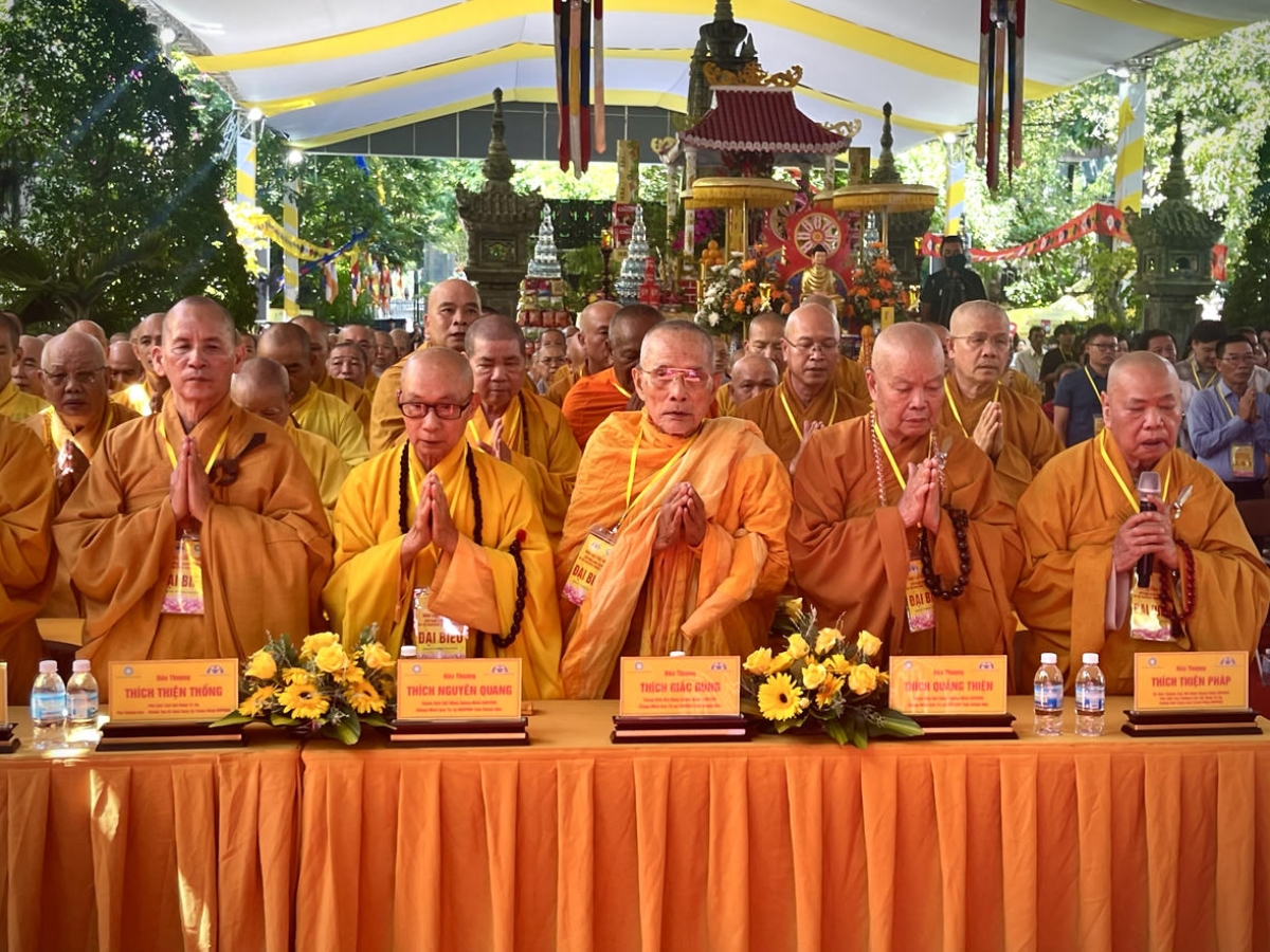 Chư tăng đọc văn khấn cầu siêu cho vong linh. (Nguồn: Sưu tầm)&nbsp;