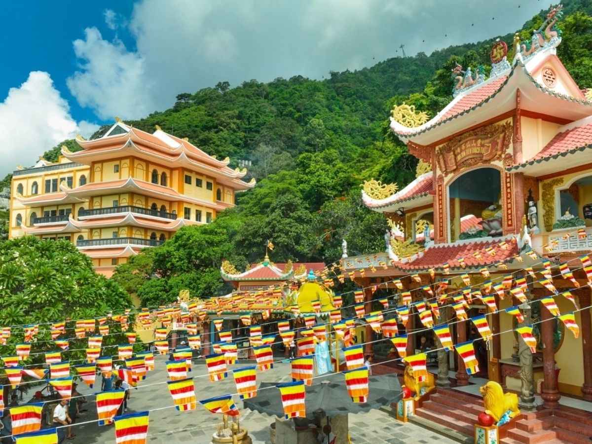 Quần thể chùa bà và điện Linh Sơn Thánh Mẫu giữa lưng núi. (Nguồn: Sưu tầm)