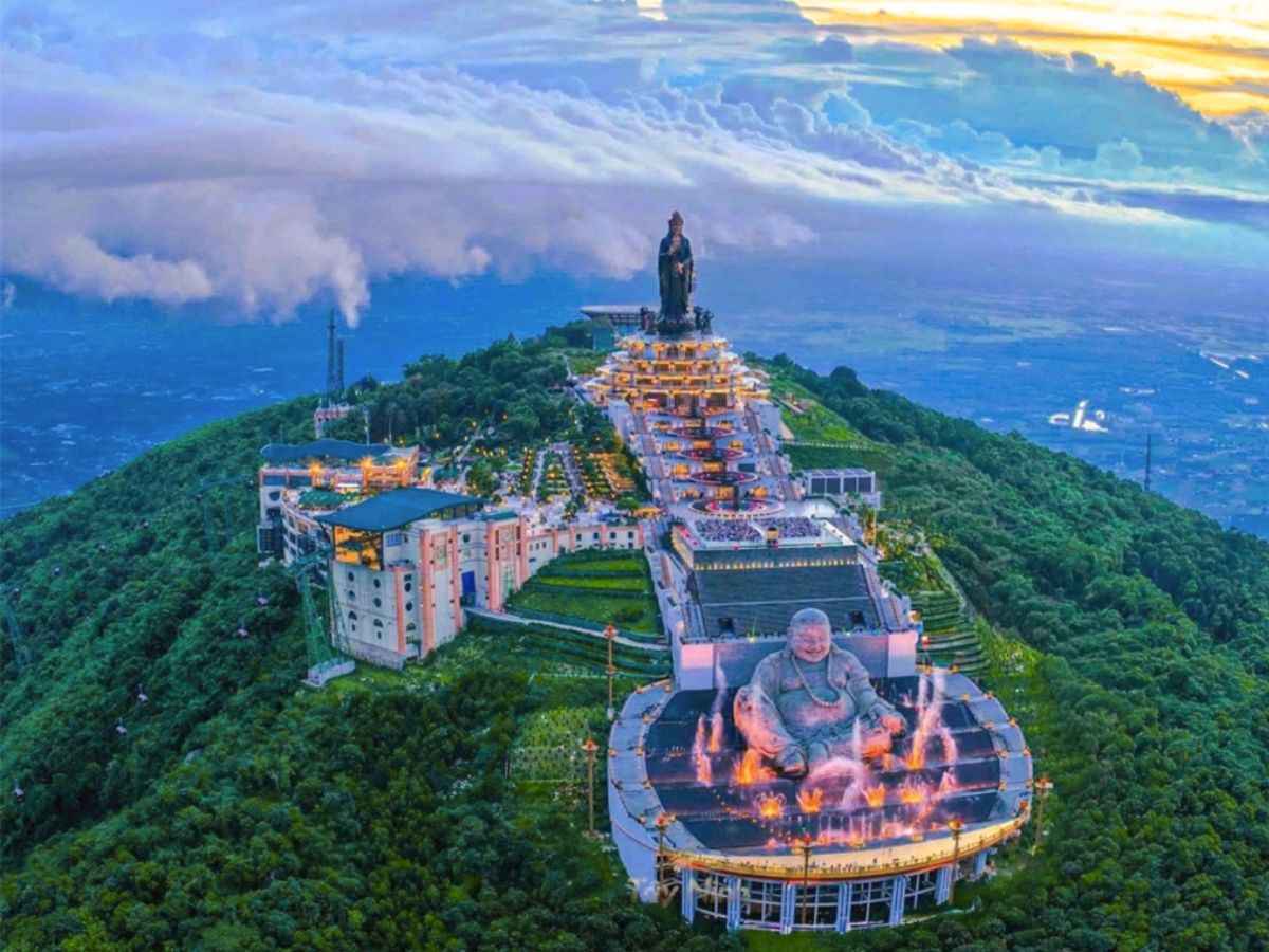 Núi Bà Đen là ngọn núi cao nhất Nam Bộ. (Nguồn: Sưu tầm)&nbsp;