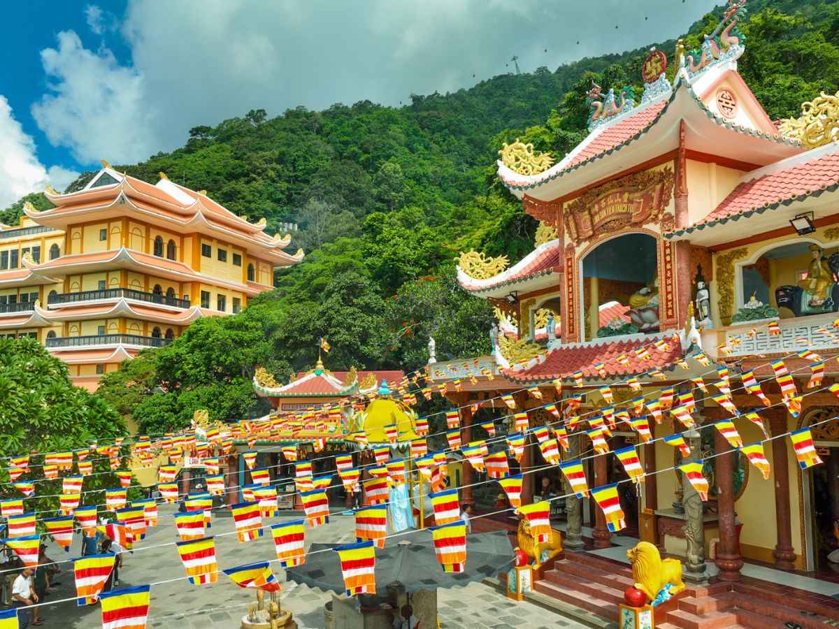 Quần thể chùa Bà nằm ngay tại lưng núi Bà Đen. (Nguồn: Sưu tầm)&nbsp;