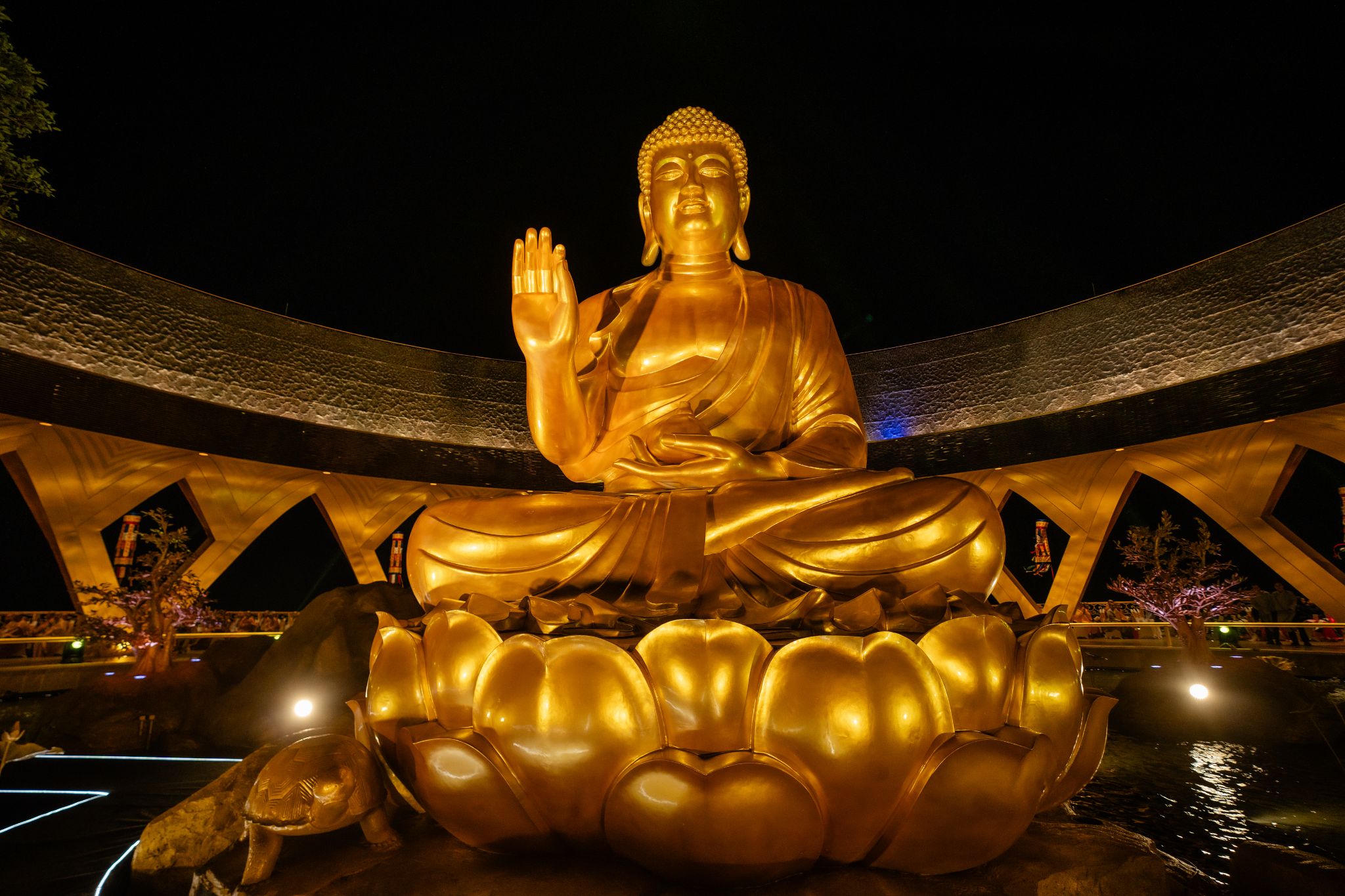 Đức Phật Câu Na Hàm Mâu Ni được tạo hình trang nghiêm, uy nghi giữa Vườn Ưu Đàm (Nguồn: Sưu tầm)