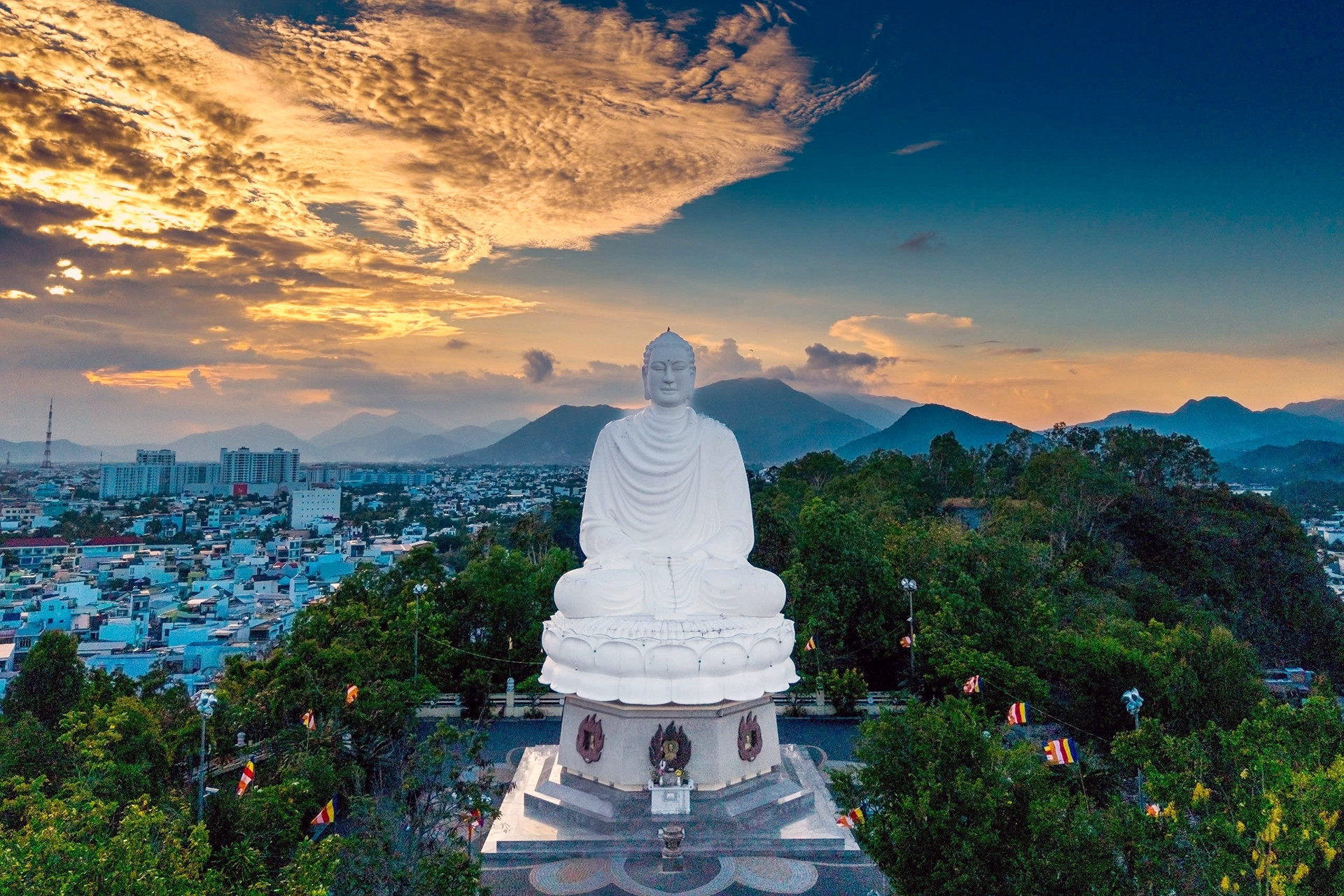 Pháp thân là nền tảng, Báo thân công đức, Ứng thân hành động. (Nguồn: Sưu tầm)