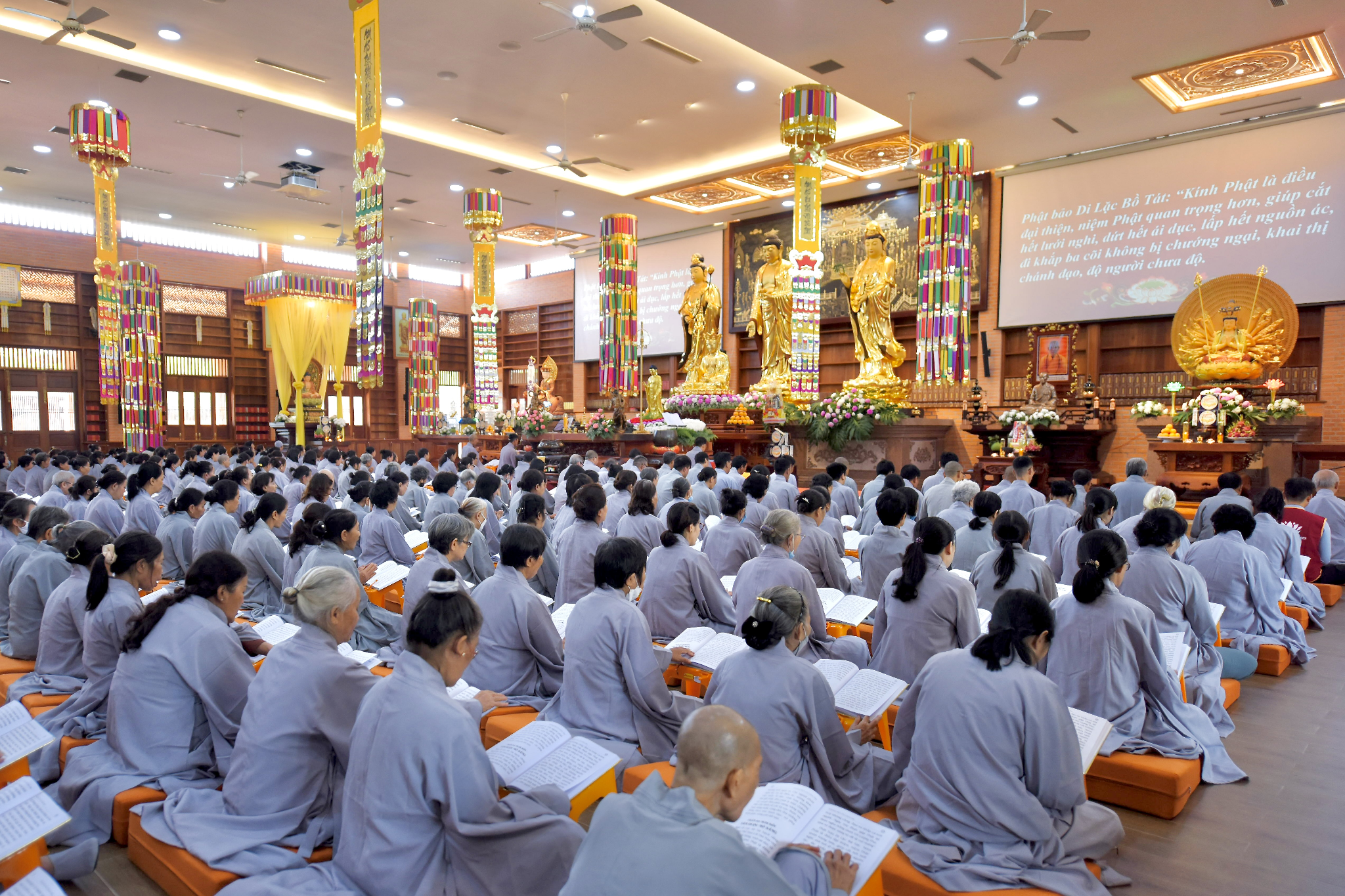 Đức Phật A Di Đà cùng vô lượng Bồ-tát và thánh chúng thường được mô tả đang thuyết pháp tại Cực Lạc. (Nguồn: Sưu tầm)