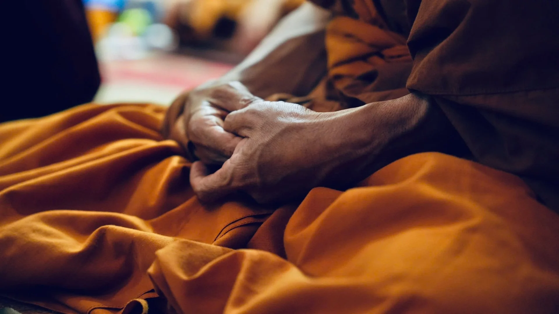 Hành giả quan sát suy nghĩ mà không bám chấp. (Nguồn: Sưu tầm)