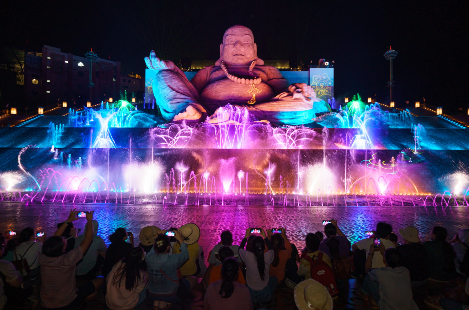 Show nhạc nước lộng lẫy bên tượng Bồ tát Di Lặc