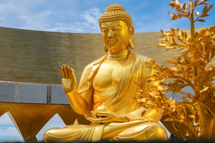 Tôn tượng Đức Phật Câu Na Hàm Mâu Ni trong Vườn Ưu Đàm