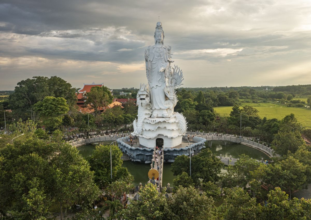 Chùa Gò Kén thanh tịnh với Phật Quan Thế Âm giữa hồ sen