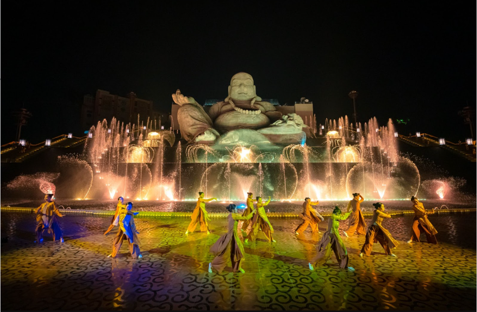 Show nhạc nước bên tôn tượng Bồ Tát Di Lặc