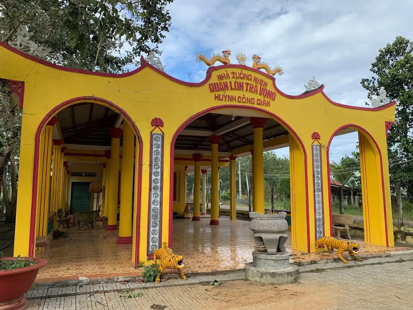 Nhà tưởng niệm quan lớn Trà Vong Công Giản