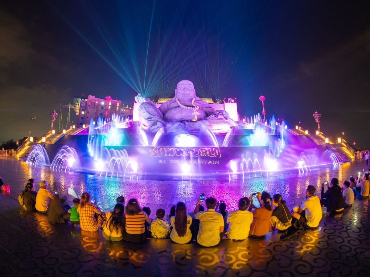 Kết thúc ngày tham quan bằng một show nhạc nước tại khu vực tôn tượng Bồ Tát Di Lặc (Nguồn: Sưu tầm)
