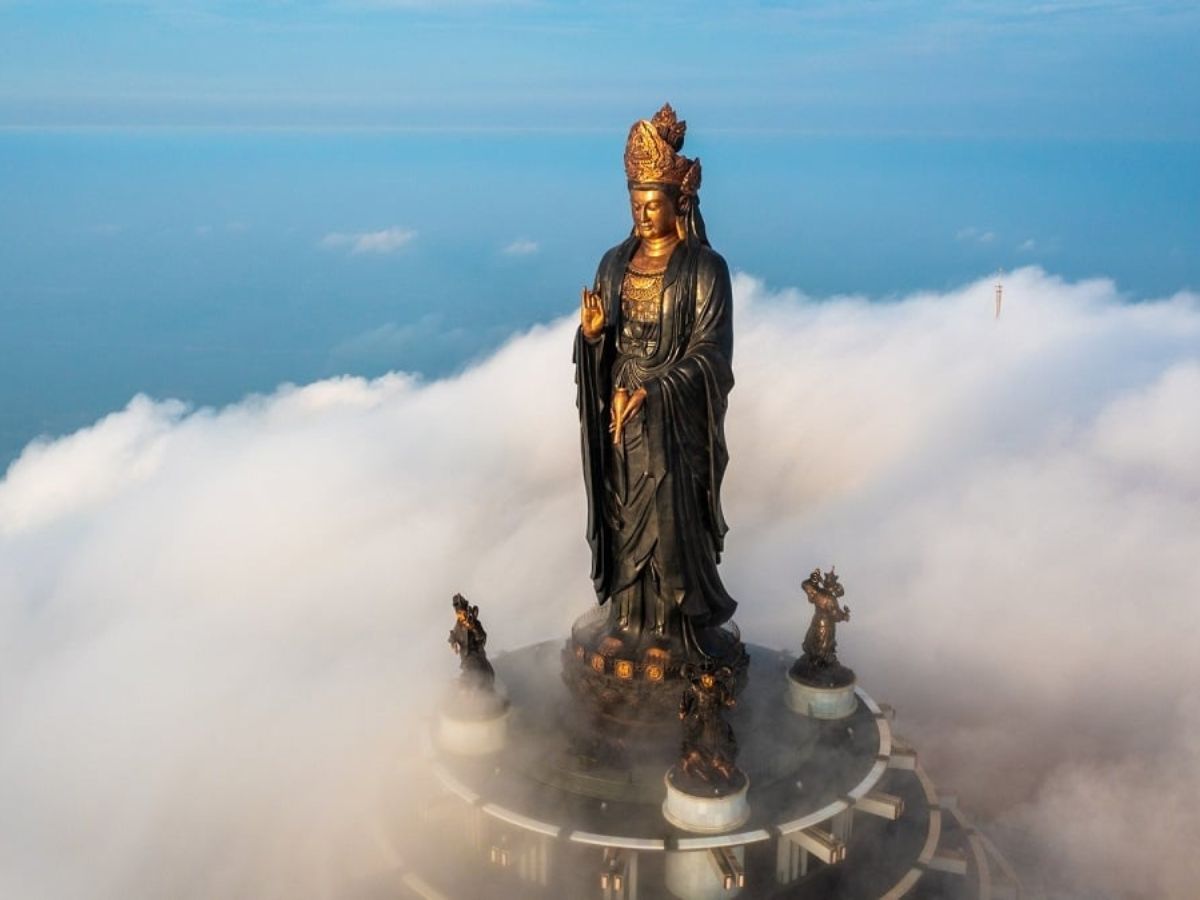 Chiêm bái tượng Phật Bà Tây Bổ Đà Sơn có quảng trường rộng rãi và không gian thanh tịnh, lý tưởng để chụp ảnh (Nguồn: Sưu tầm)