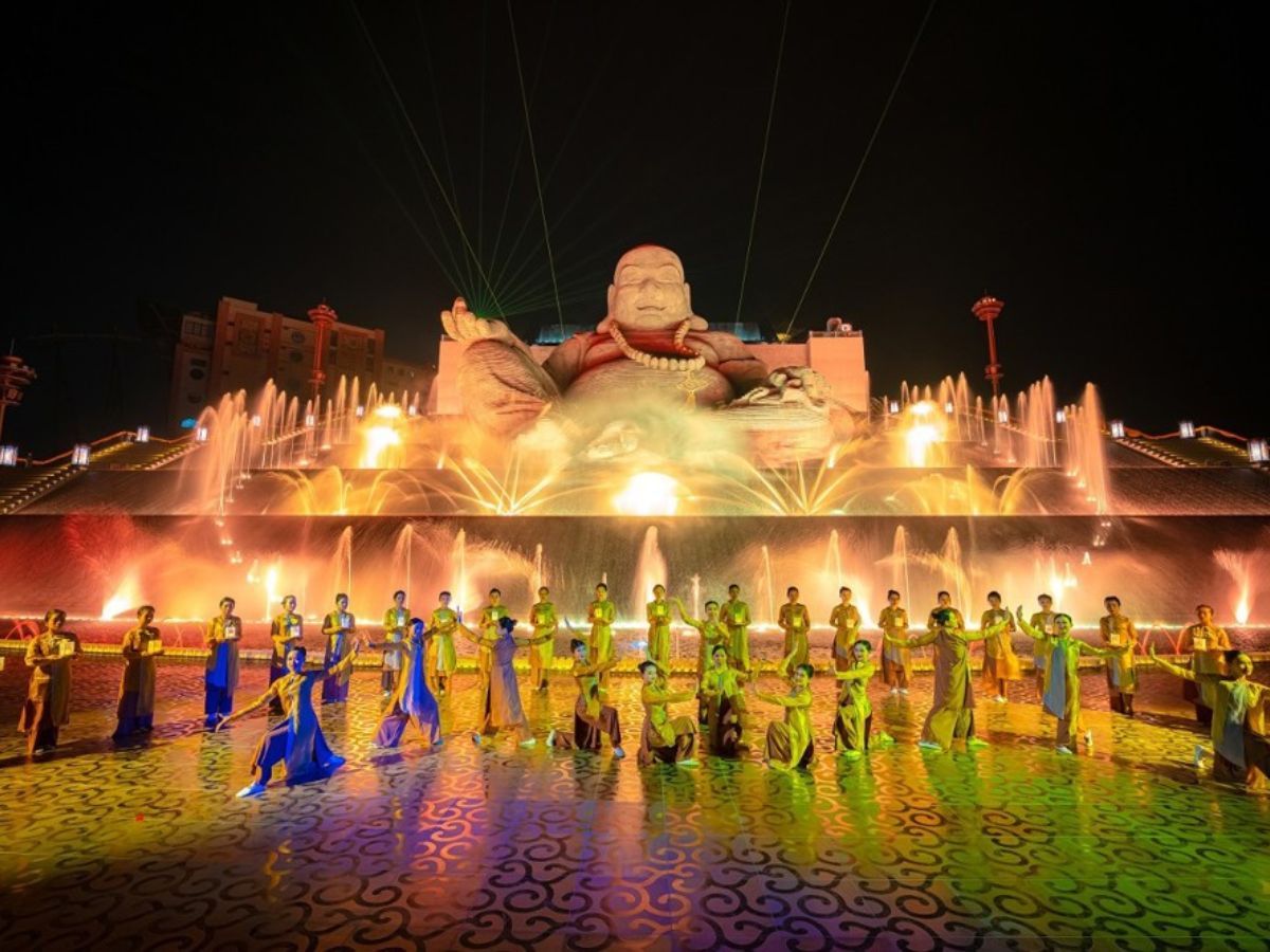 Thưởng thức show nhạc nước tại khu vực tôn tượng Phật Di Lặc (Nguồn: Sưu tầm)