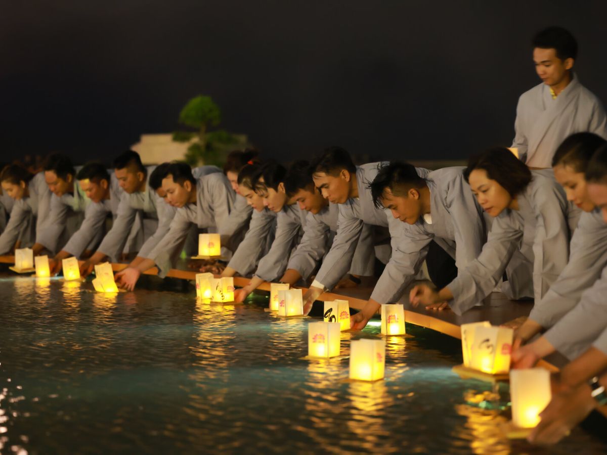 Nên chọn trang phục kín đáo, lịch sự, tôn trọng không gian thiêng liêng (Nguồn: Sưu tầm)