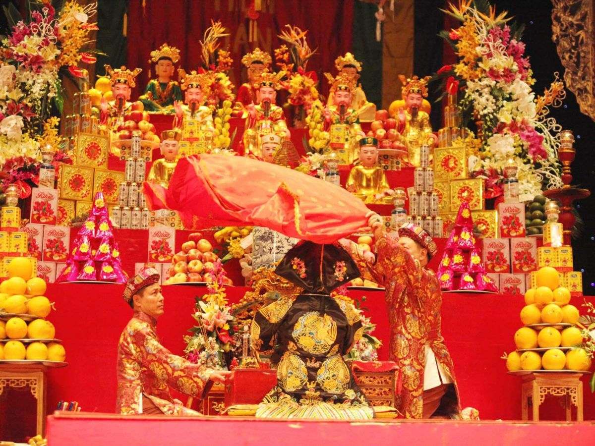 Hầu đồng là nghi lễ quan trọng và đặc sắc nhất trong thực hành tín ngưỡng thờ Mẫu (Nguồn: Sưu tầm)
