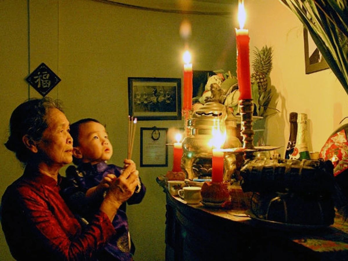 Việc thắp hương thể hiện sự tưởng nhớ và tri ân tổ tiên (Nguồn: Sưu tầm)