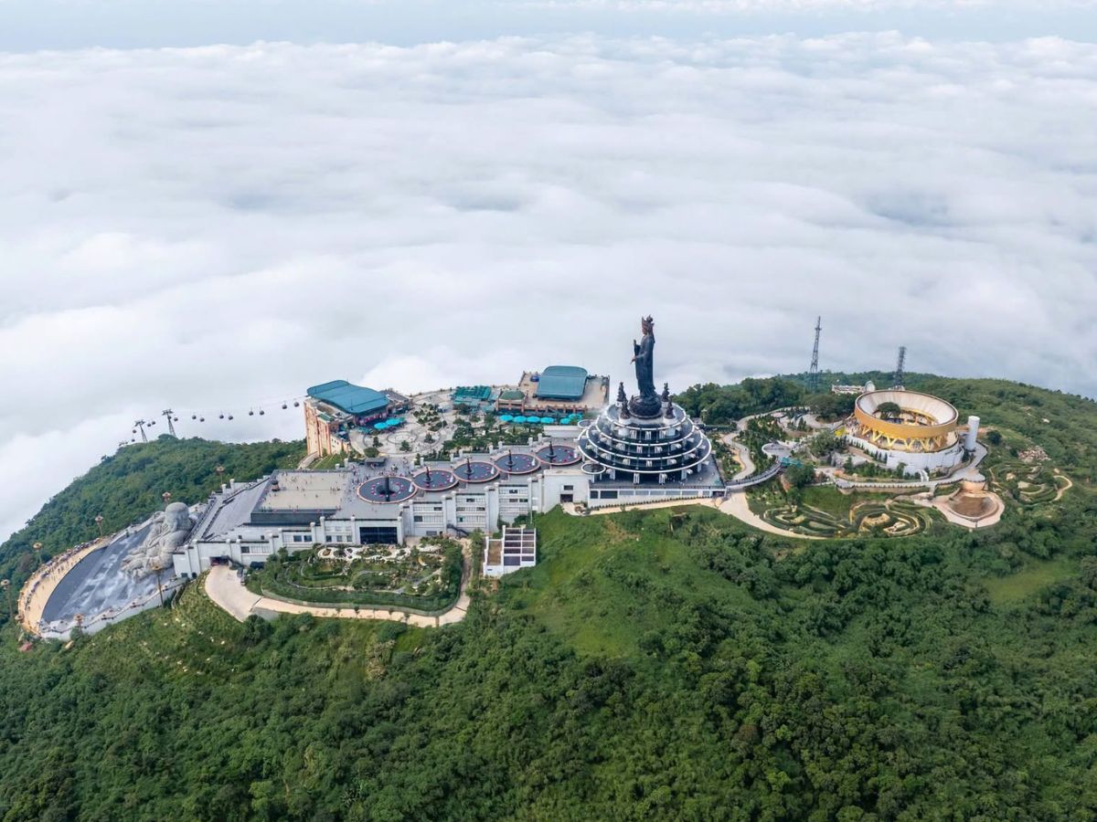 Biển mây bao quanh quần thể tâm linh trên đỉnh Núi Bà Đen.